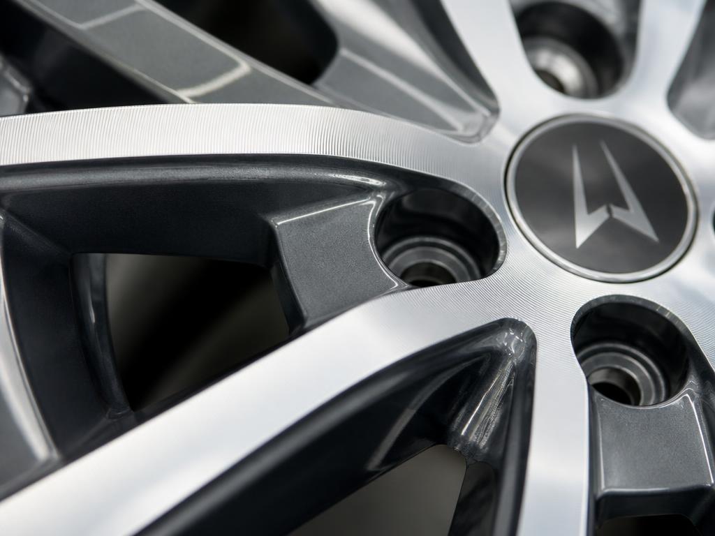 Diamond-cut alloy wheel with bright machined spoke faces and dark painted recesses